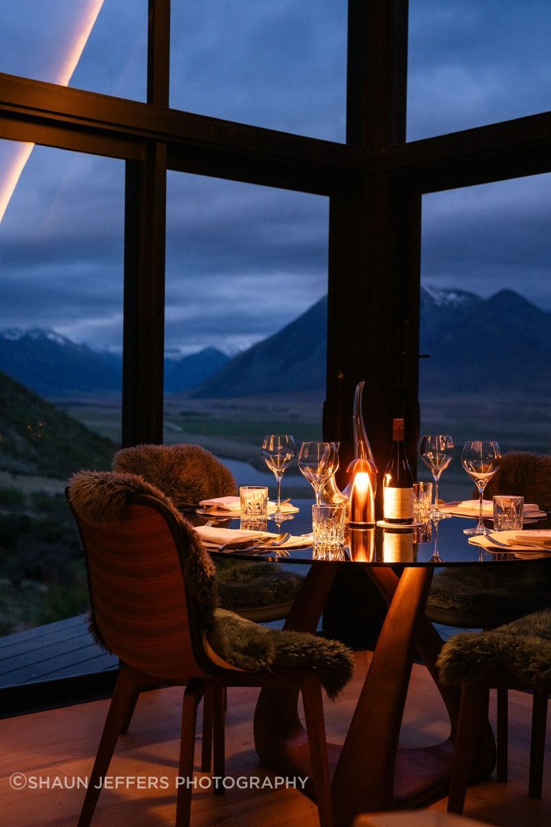 Whether dining in the evening or during the day, the cabin's glass walls allow for extensive views of the stunning landscape.