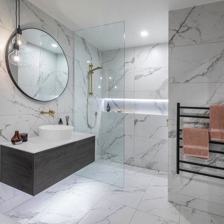Bring style and flair into your bathroom with the latest creative glass trends