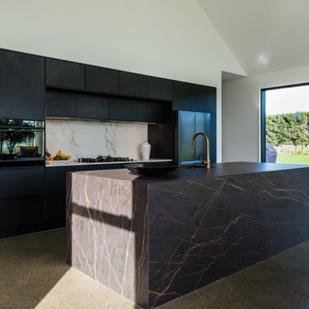 From a showroom to the mountains: a sleek kitchen with a golden touch