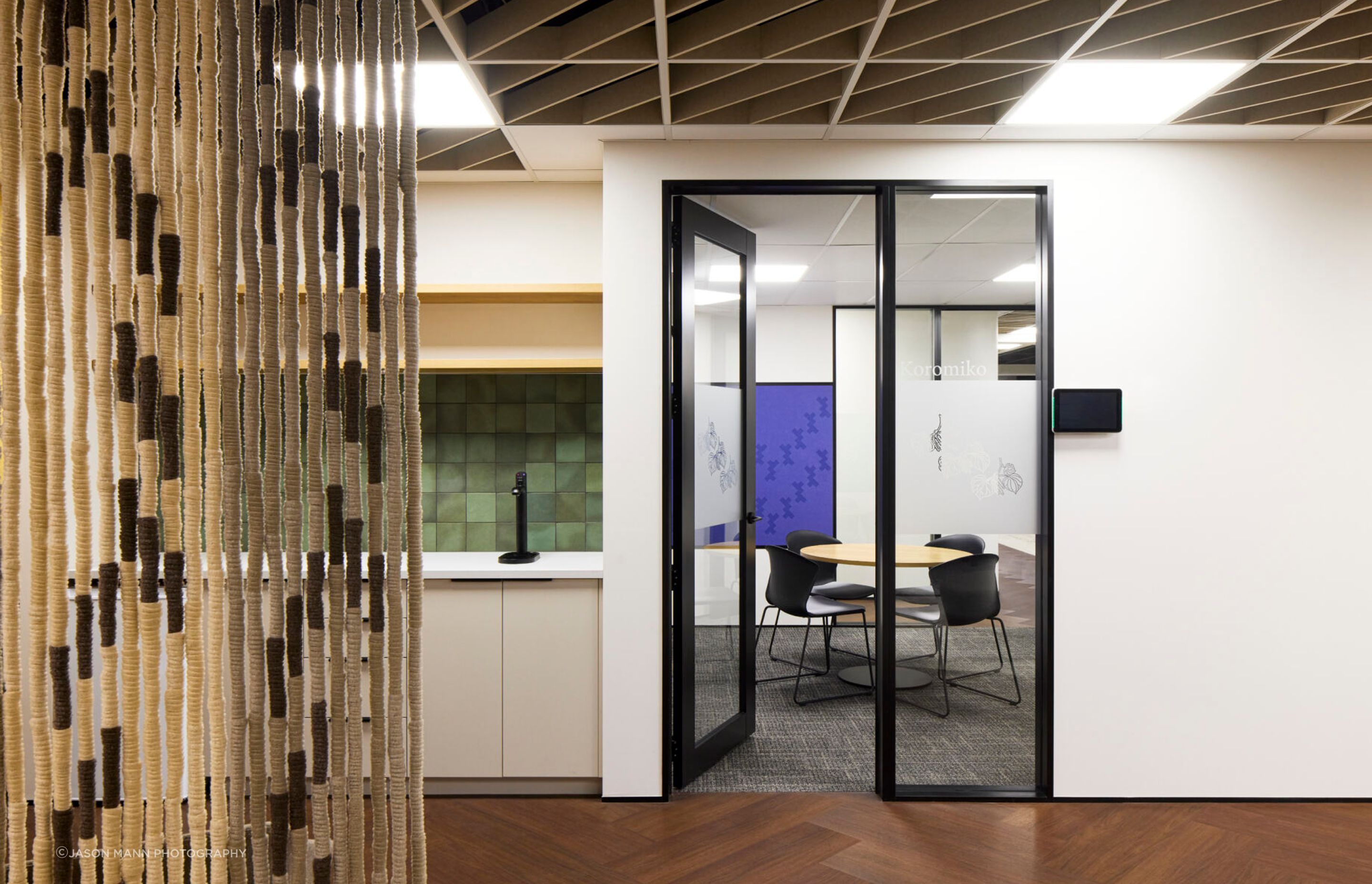 Most meeting rooms feature two doors to improve ease of access and safety, while circular tables promote equality and inclusivity.