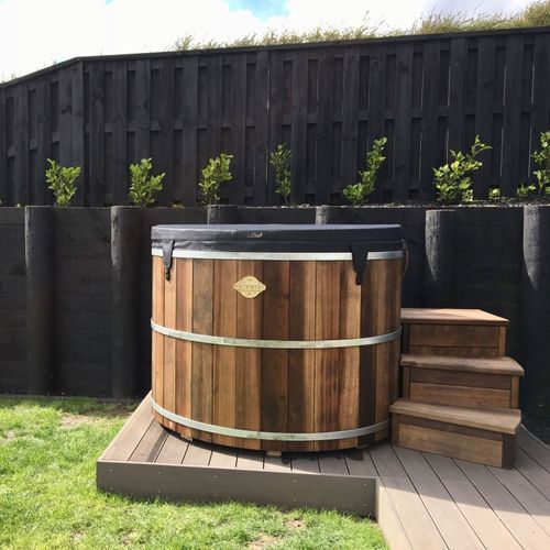5 Foot Cedar Hot Tub with Stairs