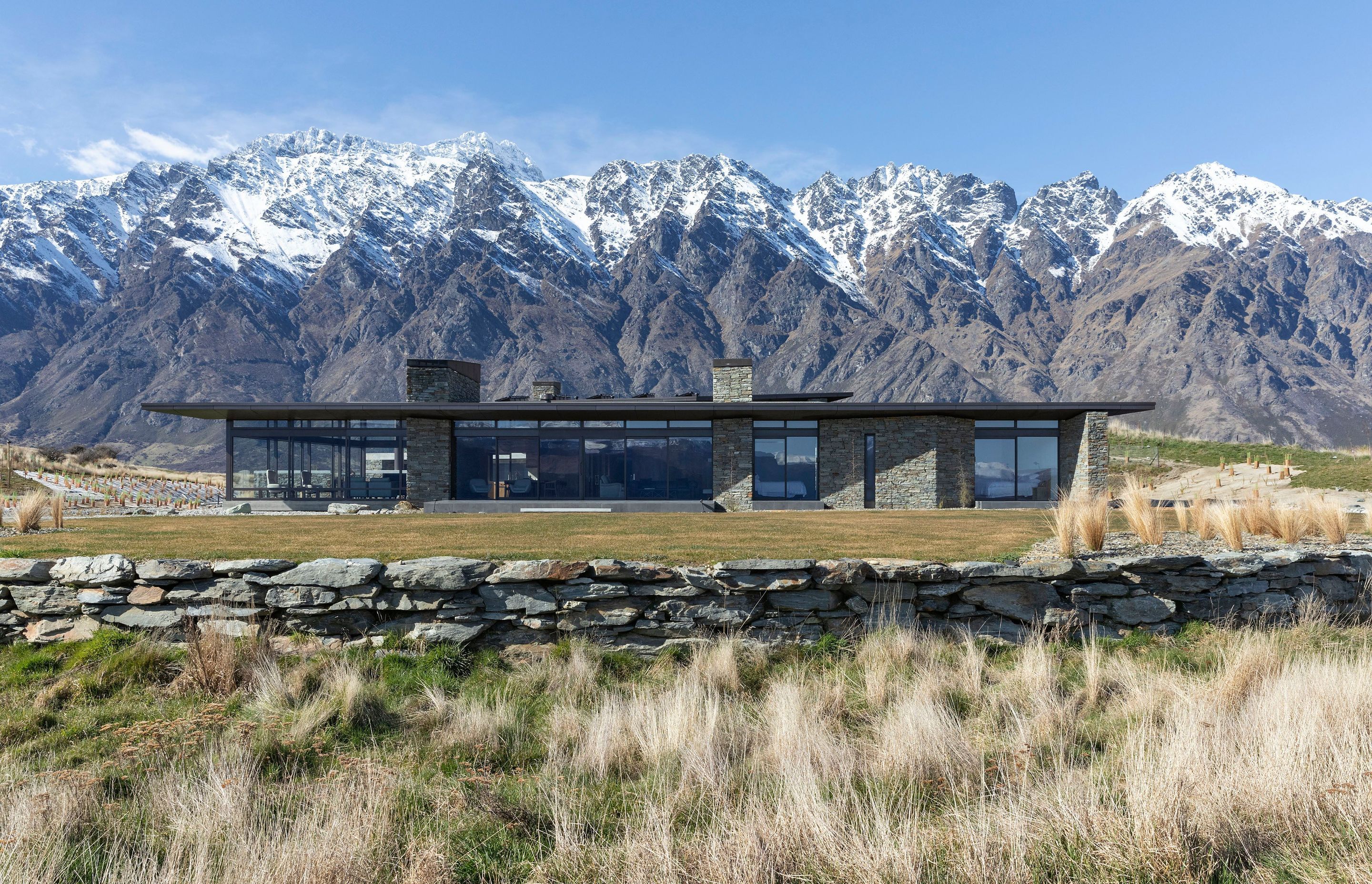 With a slim profile, the warm roof appears lightweight, yet it is actually covered in gravel, making the house very discreet when seen from the air or from the local skifields. SD.