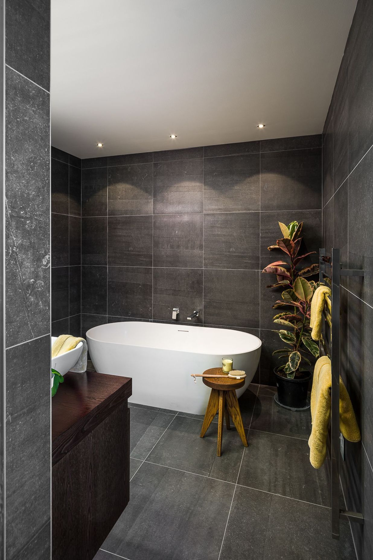 Large-format tiles add a sense of drama to this bathroom and reinforce the dichromatic colour scheme.
