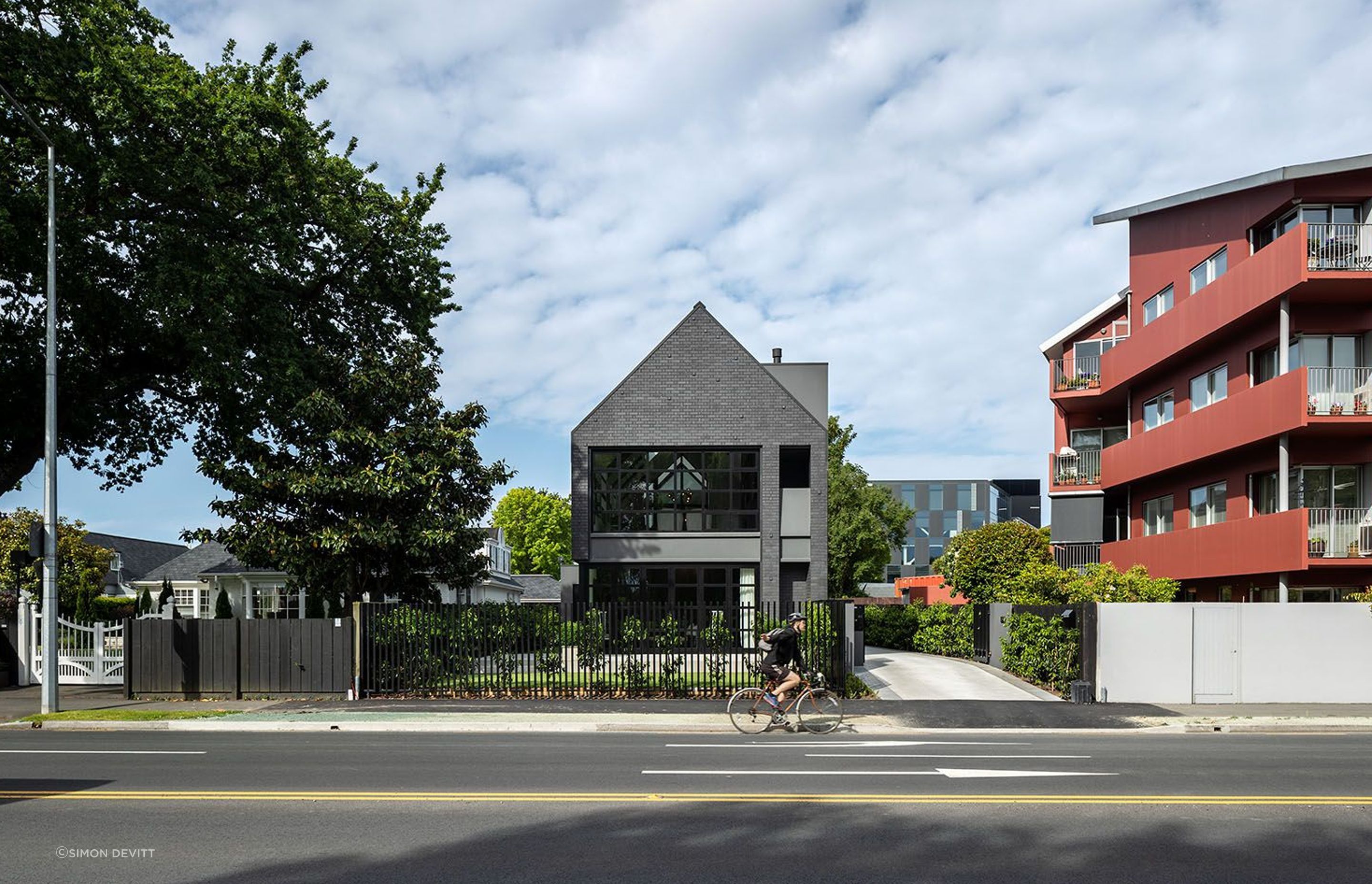 Park Terrace House is sited between an original home and a new multi-unit development in central Christchurch, located opposite the Avon and Hagley Park.