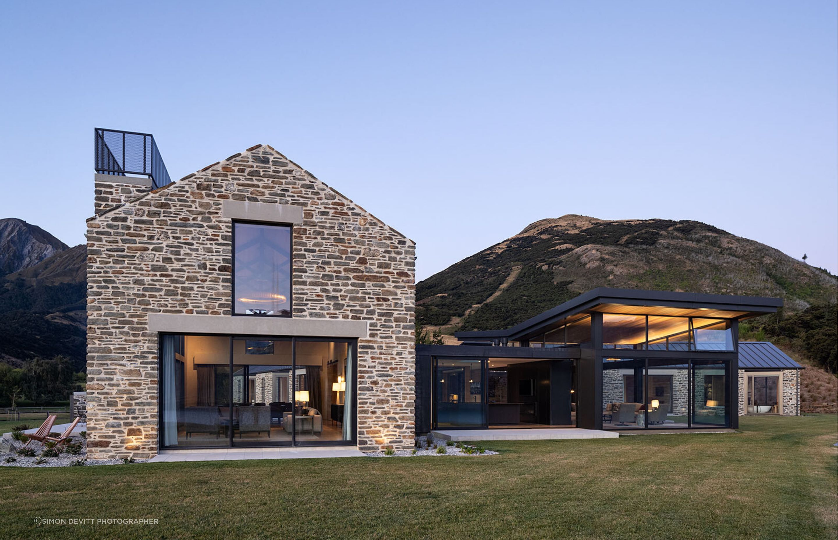 The holiday home's materiality echoes the vernacular of local schist cottages.