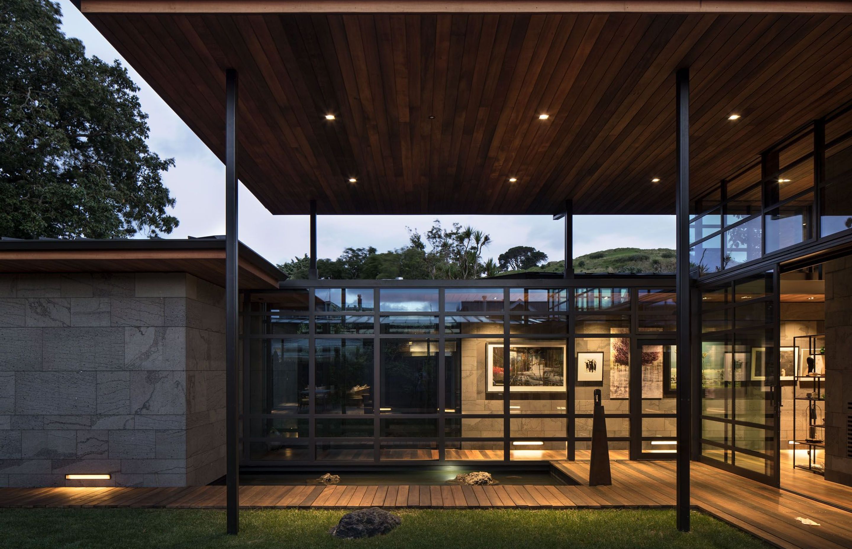 The roof is a protective element that possesses an incredible lightness. Sitting high and free of the structure, it appears to almost float over the glazed windows and doors.