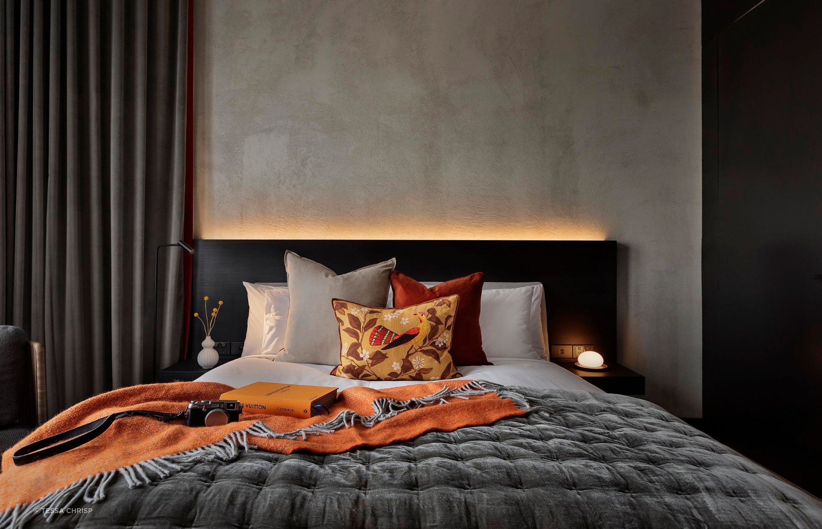 Subtle lighting effects lift the bedroom spaces, and highlight the textured walls.