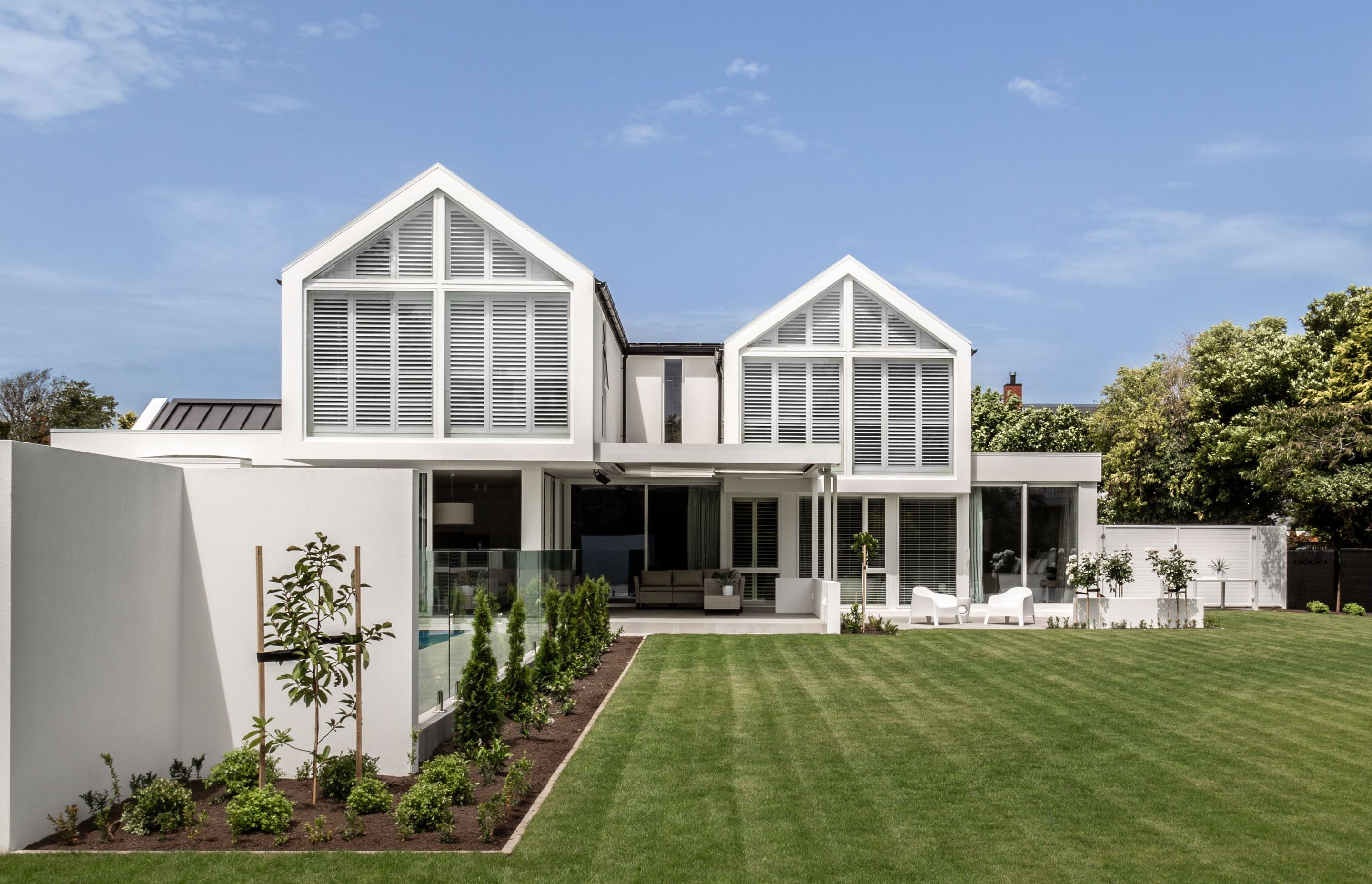 The elegant "white peaks" of the sculptural home run right from front to back.