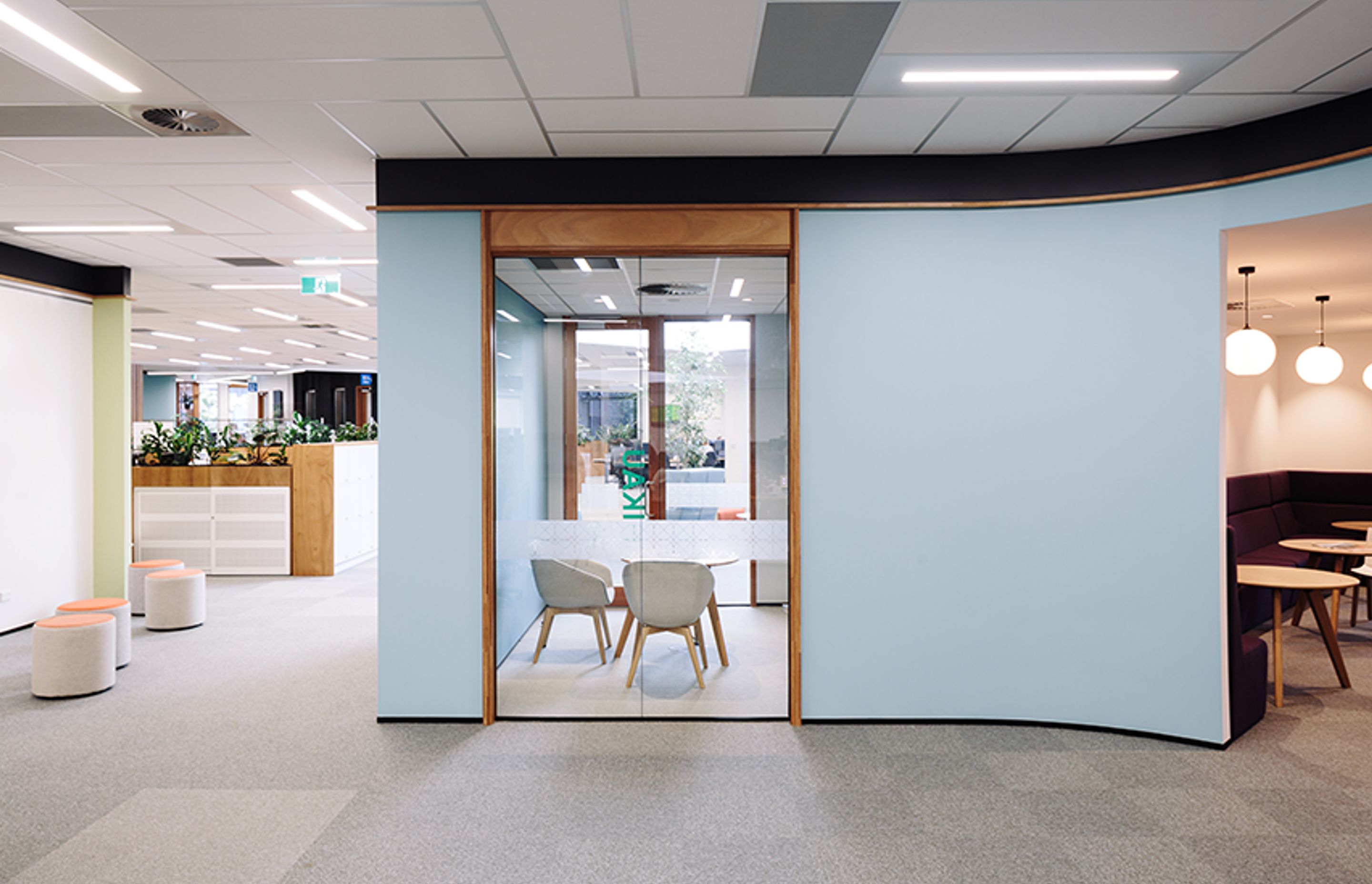 Curved meeting rooms, at the core of each floor plate, create nooks and niches for alternative working spaces, providing meeting places and opportunities for project team collaboration, enhanced through the provision of movable project panels.