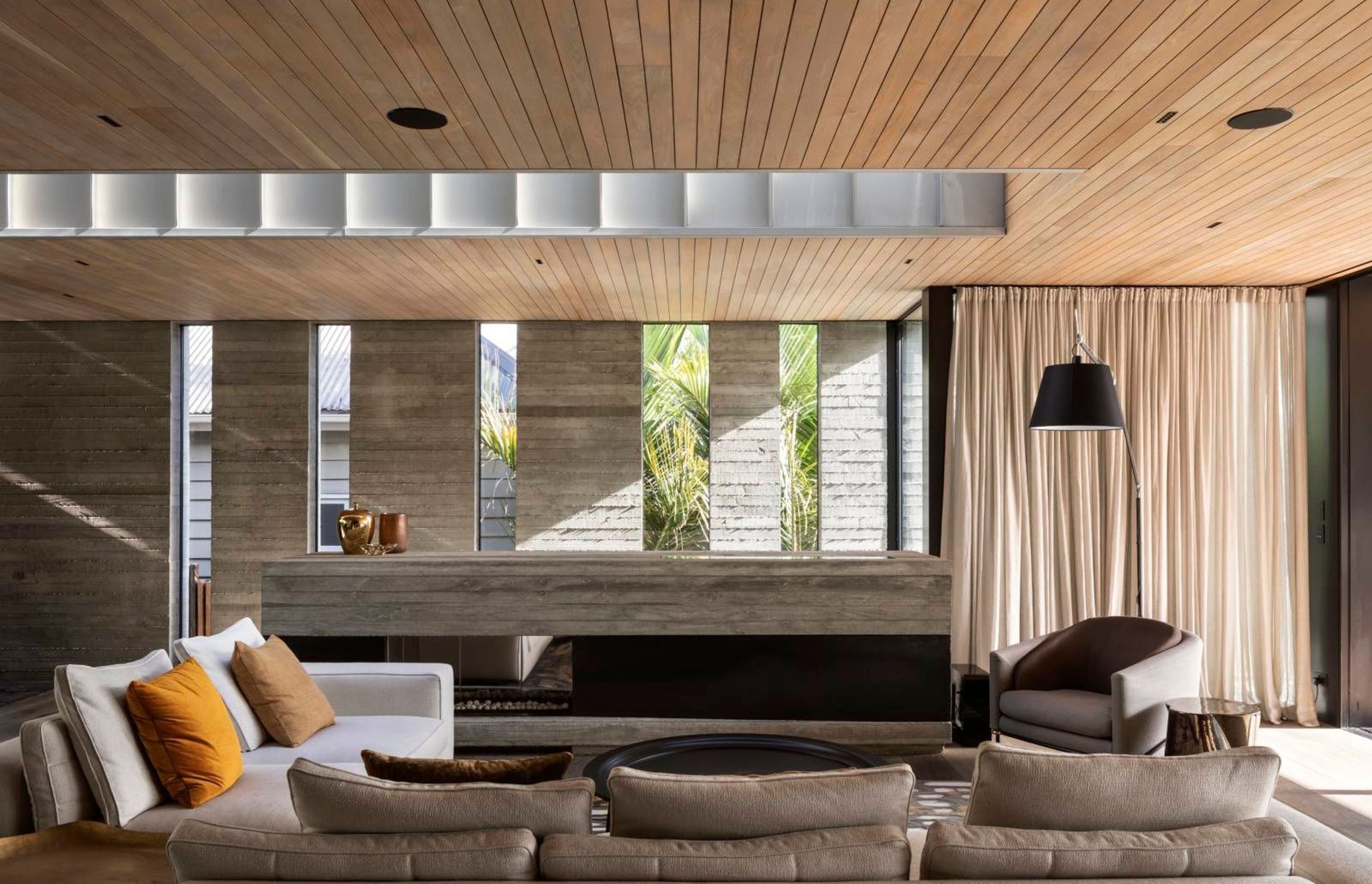 The living area perfectly displays the interplay between strong horizontal and vertical lines.