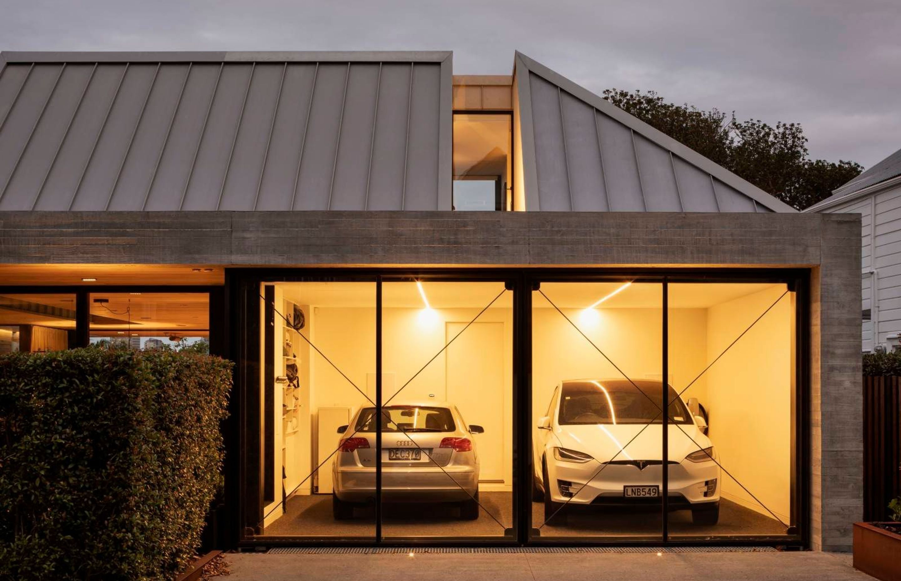 Situated in a heritage zone, council stipulated that the garage doors should contain windows. Architect Jack McKinney took that stipulation to the extreme, setting up a dialogue between the house and the streetscape.