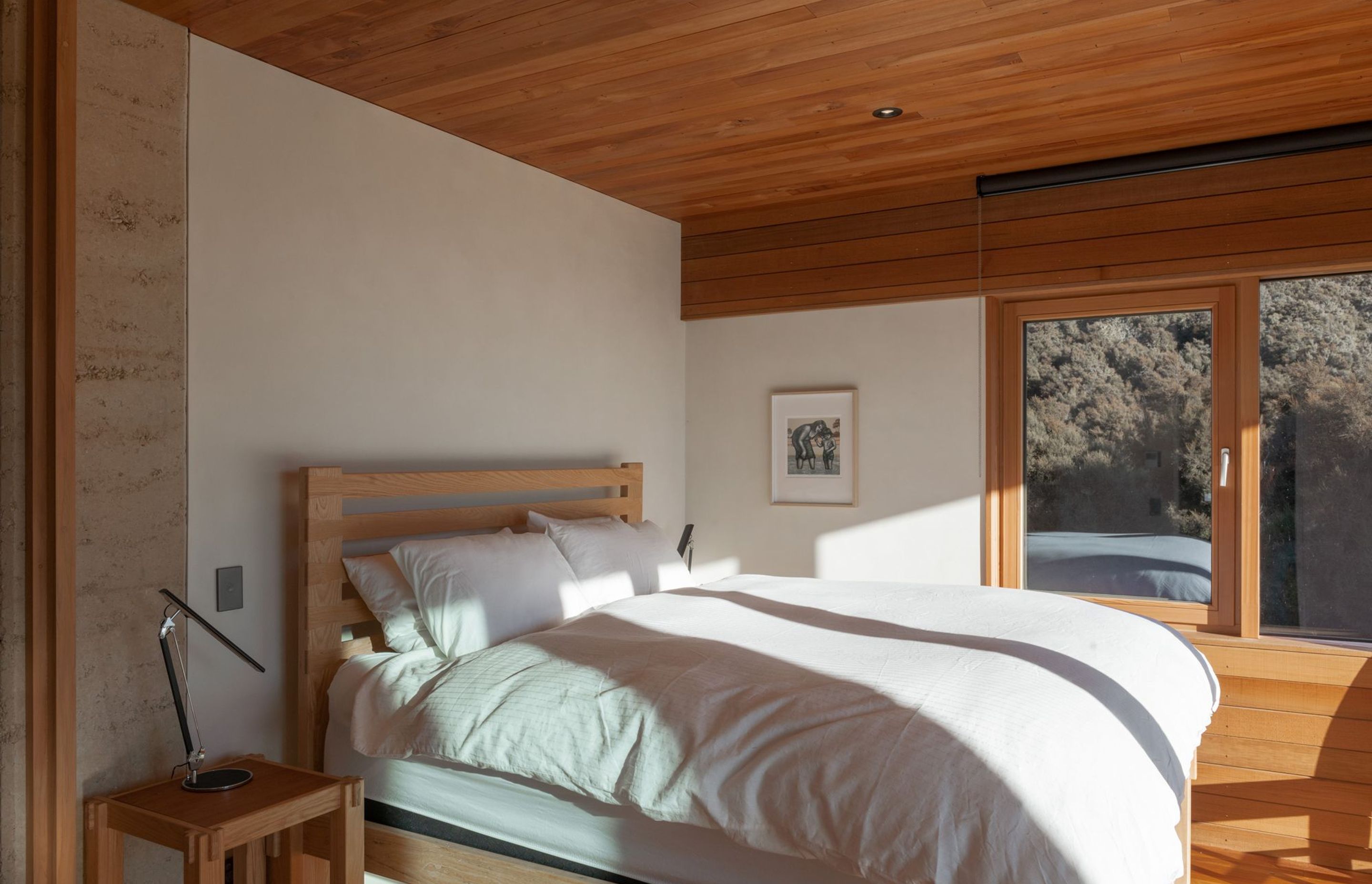 The main bedroom suite is contained within the lower form at the southern-most boundary of the home and like the rest of the home, features a very pared back, natural palette.